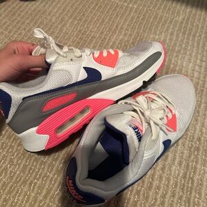 Women’s nike tennis shoe